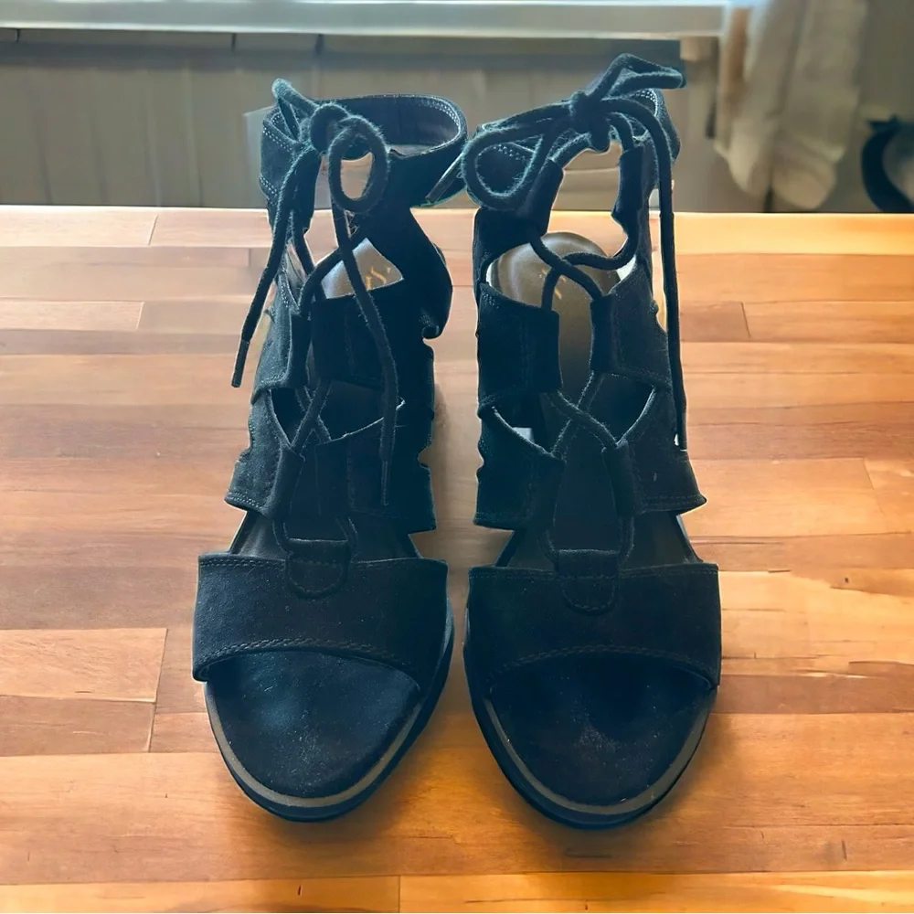 Simply Vera Wing Lace-Up Sviman Black Suede Heels. Like New. - Picture 2 of 4